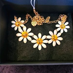 🐞🌼 Betsey Johnson Daisy Necklace 🐞🌼